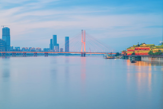 南昌市贛江八一大橋和城市建筑