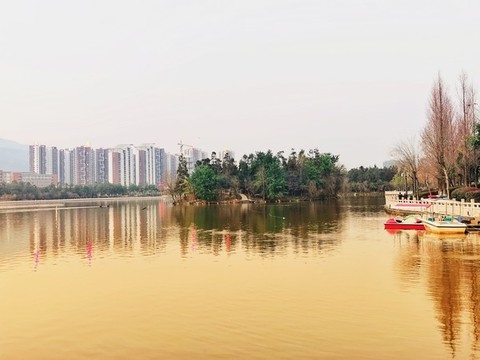 玉龍湖