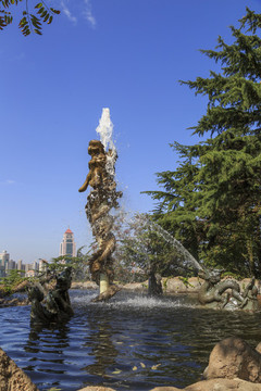 水中石雕龍