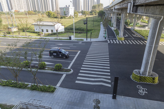 俯瞰城市道路斑馬線