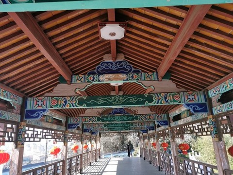 中式古建長廊內(nèi)部木結(jié)構(gòu)彩繪