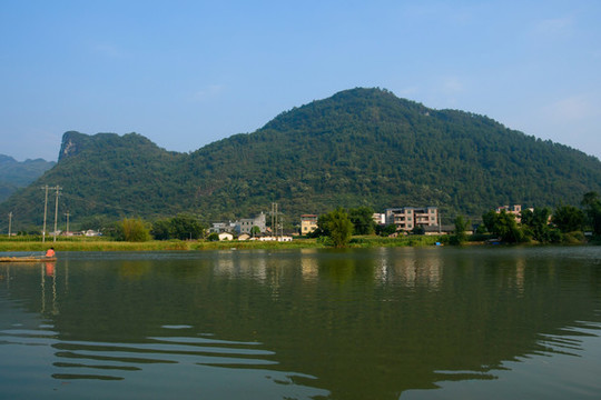 山景河畔風光