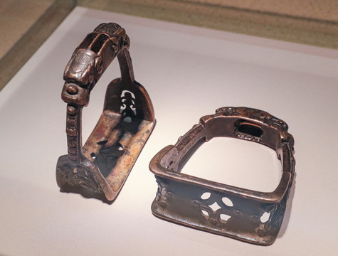 明代銅龍首馬鐙