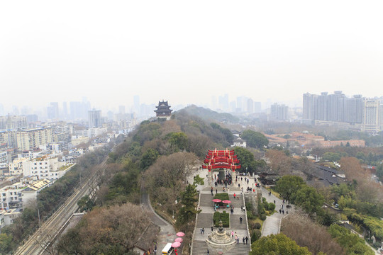 從黃鶴樓俯瞰蛇山