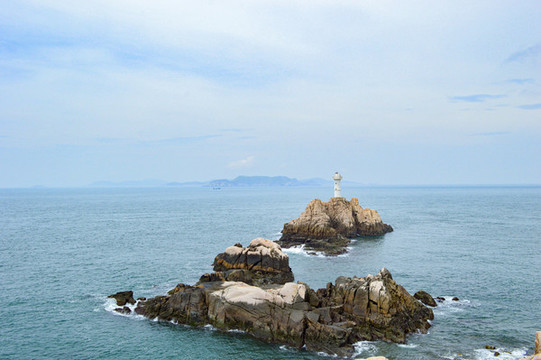 東極島燈塔海中小島
