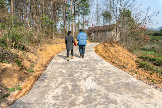 春天鄉(xiāng)村公路