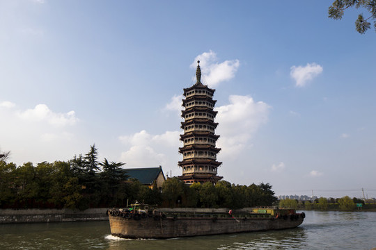 古運河上的運輸船和寶塔