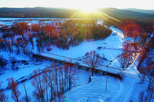 大興安嶺雪河橋梁暮色