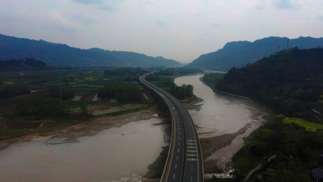 青衣江畔高速路