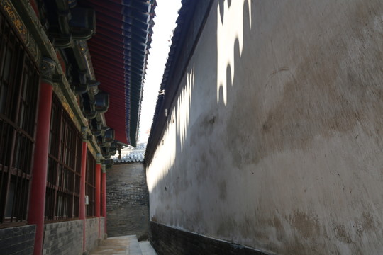 斑駁白墻