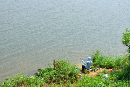湖邊釣魚(yú)