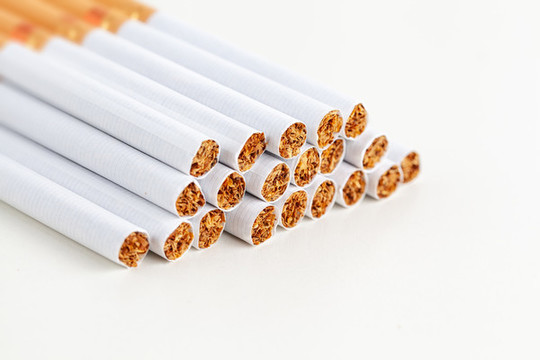 白色背景香煙特寫