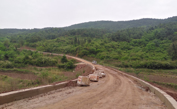 修鄉(xiāng)村道路