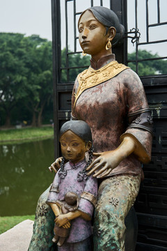 母女銅雕像