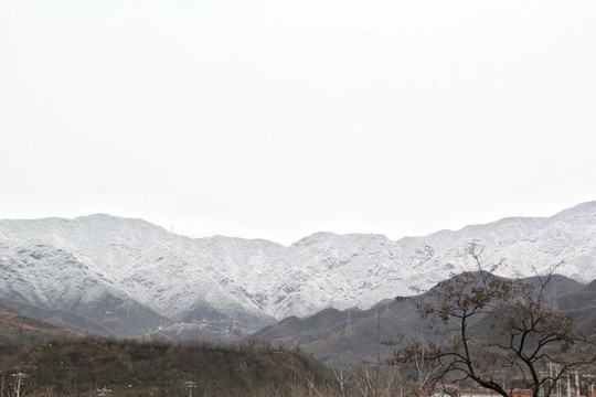 白茫茫遠(yuǎn)山