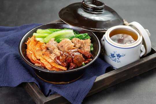 雞扒叉燒排骨煲仔飯