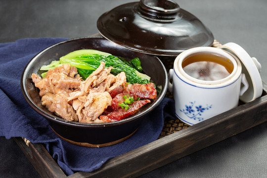 臘味手撕雞排骨煲仔飯