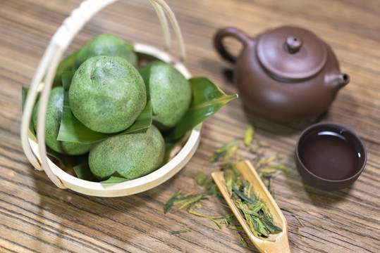傳統(tǒng)艾草青團(tuán)茶點(diǎn)
