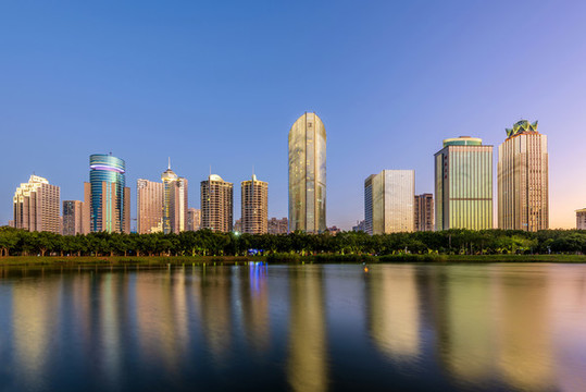 中國(guó)海南?？跒I海大道建筑群夜景