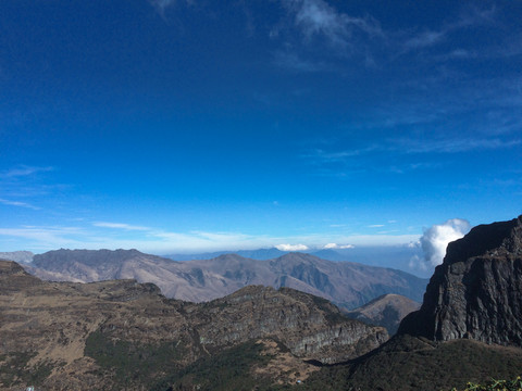 藍(lán)天白云高山