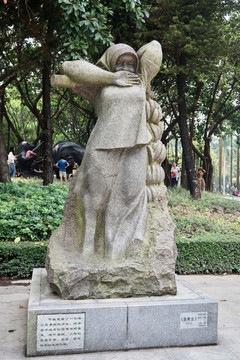 勞動(dòng)?jì)D女雕像
