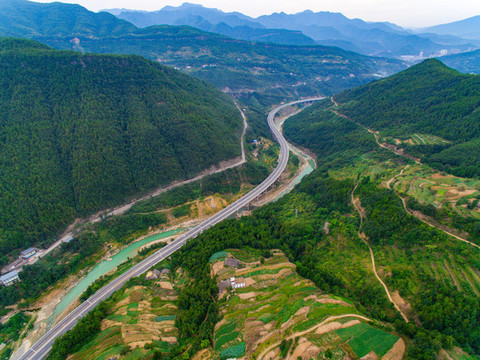 航拍山區(qū)高速公路