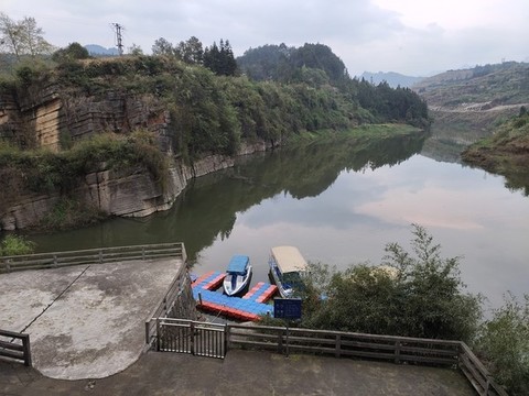 湖光山色游船