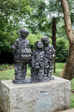 小孩雕像