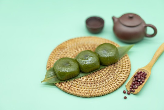 傳統(tǒng)艾草青團(tuán)茶點(diǎn)