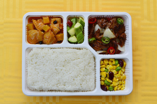 菜品豐富的盒飯
