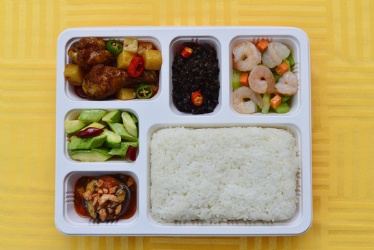 菜品豐富的盒飯