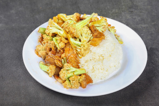 五花肉炒有機(jī)花菜蓋飯