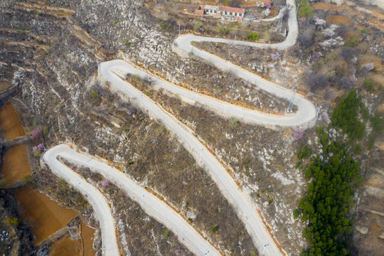航拍濟(jì)南南部山區(qū)盤山公路023