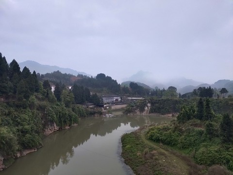 河流與遠山