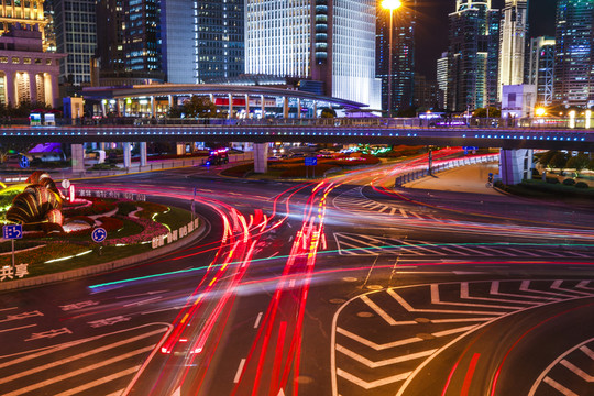 上海浦東陸家嘴金融區(qū)車軌夜景