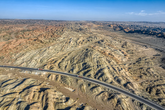 航拍塔里木盆地公路