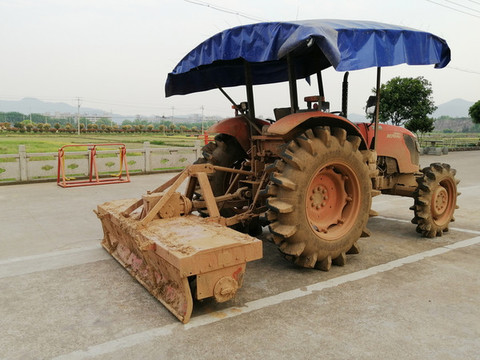 農(nóng)用機(jī)械拖拉機(jī)