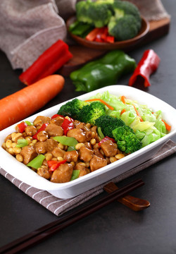 燜雞豆香拌面