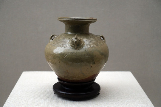 晉代越窯青釉雞首雙耳壺