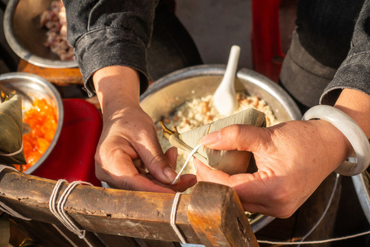 農(nóng)家手工包粽子