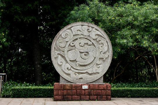 龍鳳紋雕像
