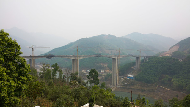 正在建設(shè)中的橋