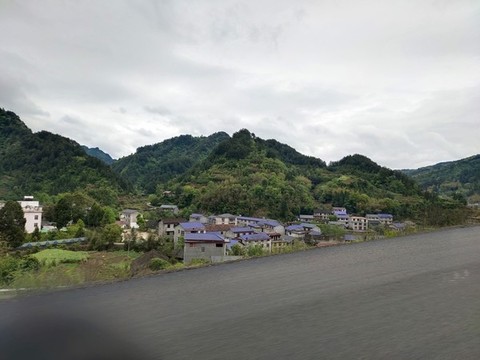 民居與遠(yuǎn)山