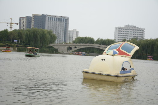 戶外主題公園湖水