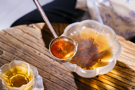 茶藝師正在泡茶
