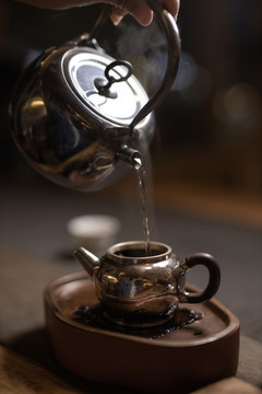 茶藝師正在泡茶