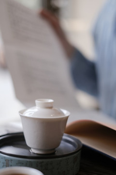 茶藝師正在泡茶