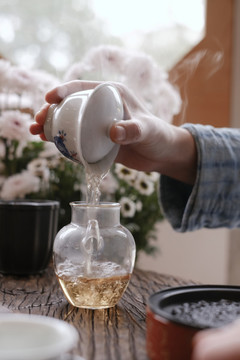 茶藝師正在泡茶