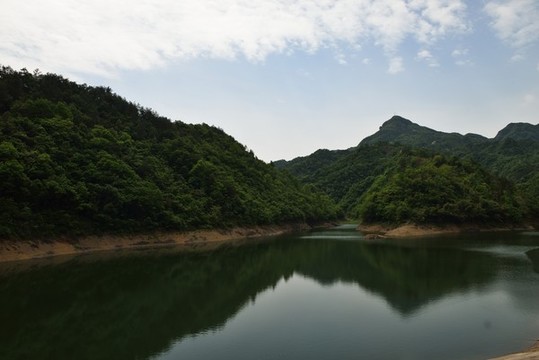 美麗的水庫倒影