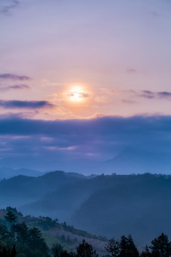 遠(yuǎn)山晨霧
